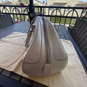 Authentic Louis Vuitton Handbag M6932J EPI leather